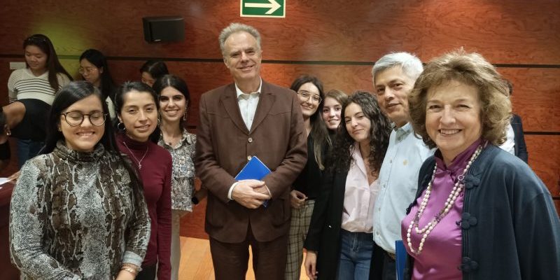 Daniele Archibugi, M. Paloma Sánchez y estudiantes MEGIN